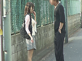 素人ドッキリ企画 見知らぬ男性にナンパ即口説かれるハプニング！旦那はモニター越しに監視、若妻が寝取られ浮気SEX4時間　サンプル画像18